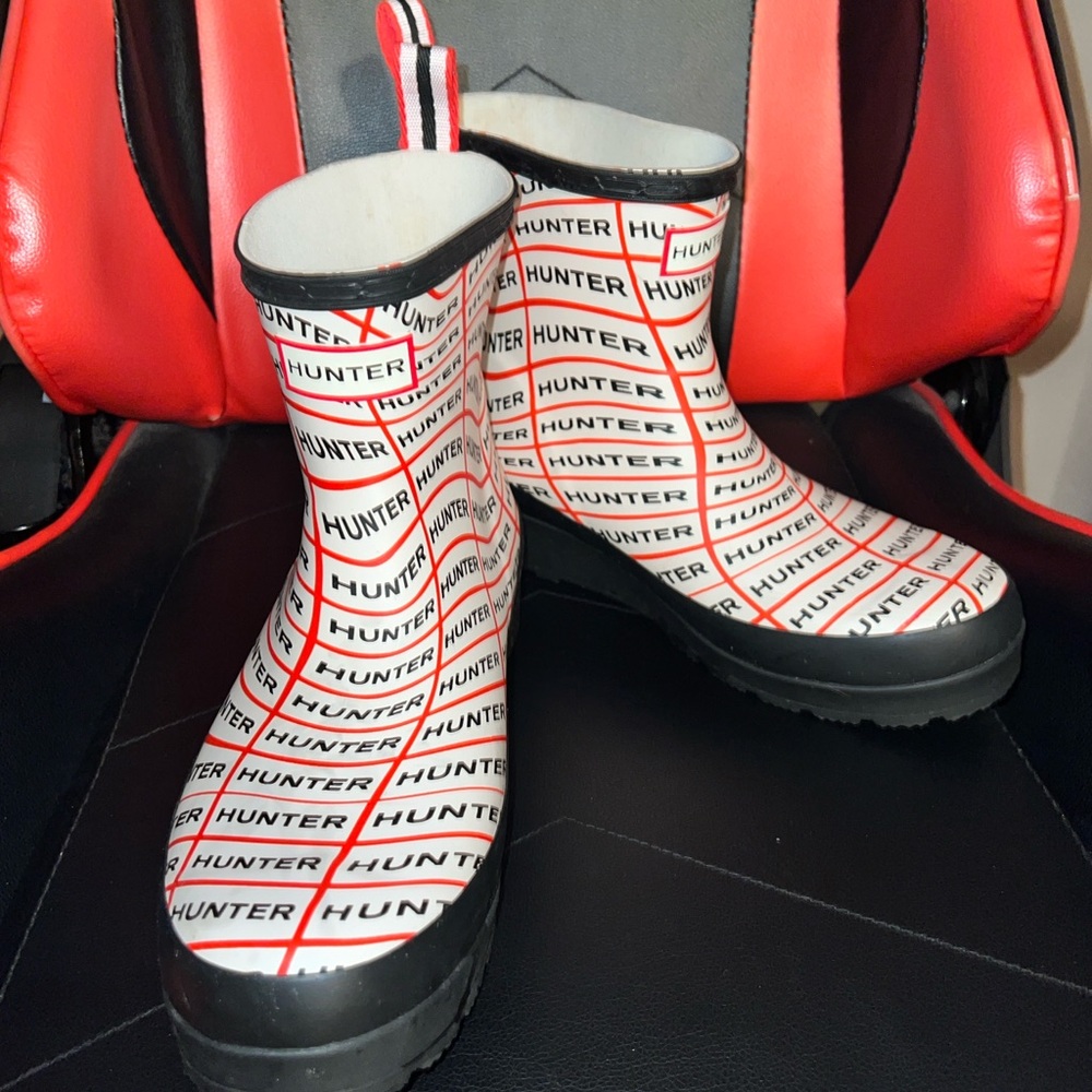 HUNTER LOGO RAIN BOOTS -size 9